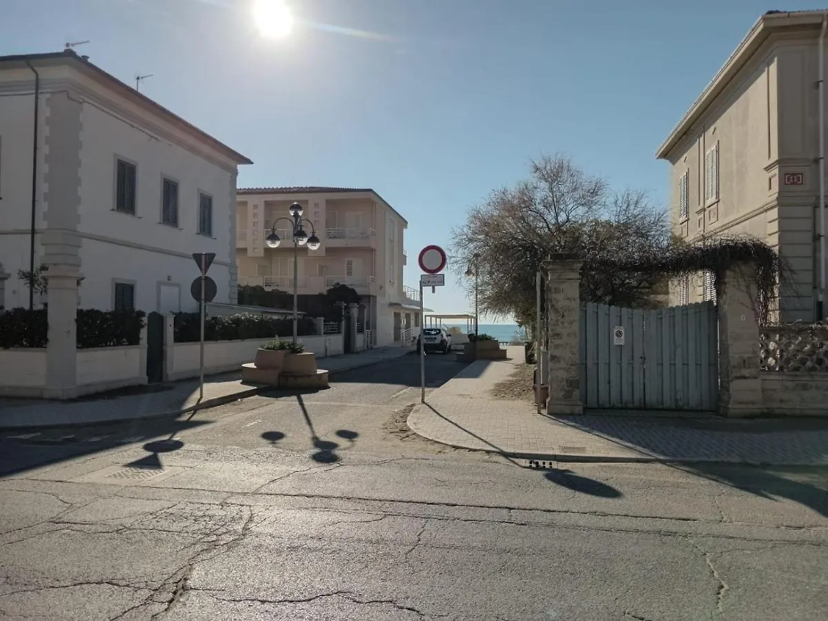 Brezza Marina A 30 Mt Dalla Spiaggia Marina di Castagneto Carducci Italy